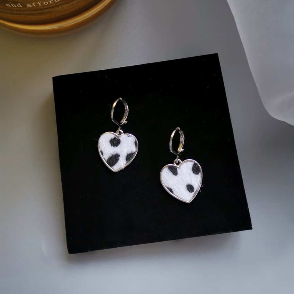 💕Last one Cow Print Hear Huggies Hoops Earrings - Picture 5 of 12
